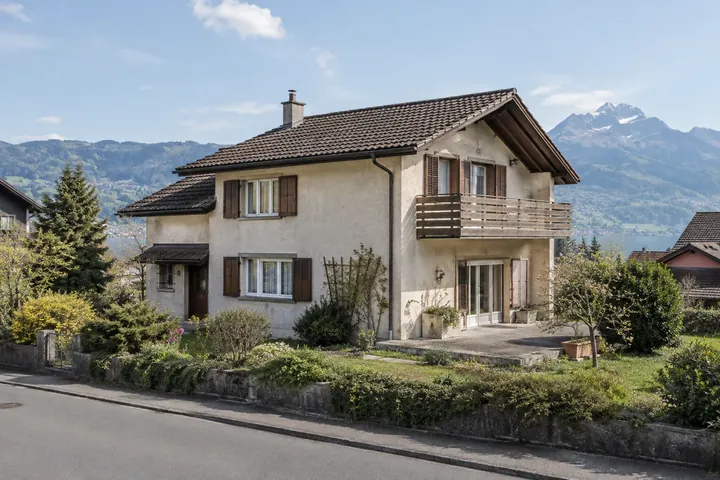 Visualized example: older Swiss house before a possible upgrade